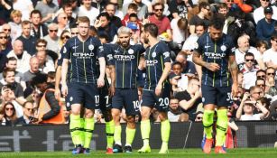 Agüero festeja con sus compañeros su gol frente al Fulham 