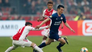 Lozano conduce el balón en el partido vs Ajax