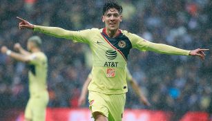 Edson Álvarez celebra un gol con América