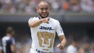 Carlos González celebra un gol ante Chivas 