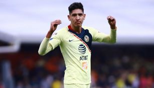 Edson Álvarez durante un partido del América