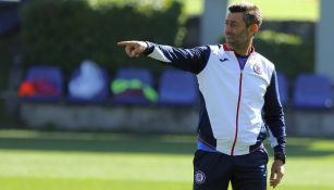 Pedro Caixinha durante un entrenamiento con Cruz Azul 