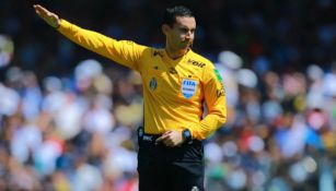 César Ramos durante un partido entre Pumas y América en la Liga MX