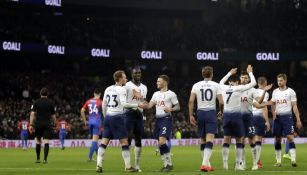 Jugadores del Tottenham celebran anotación contra el Crystal Palace
