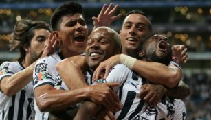 Jugadores de Rayados celebran anotación de Avilés