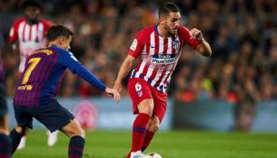 Koke conduce el balón ante Coutinho