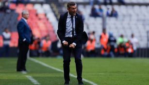 Pedro Caixinha en el partido contra Galllos