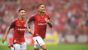 Paolo Guerrero celebra su gol con Internacional