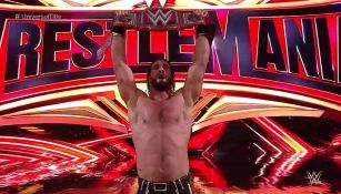 Seth Rollins festeja con el campeonato Universal