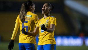 Jugadoras de Tigres festejan un gol