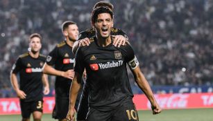 Carlos Vela celebra una anotación con el LAFC