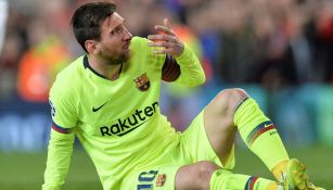 Lionel Messi se limpia la sangre tras recibir golpe 