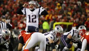 Tom Brady da indicaciones antes de lanzar el ovoide