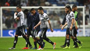 Jugadores del Monterrey, en lamento durante un partido de Liga MX