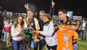 Edson Álvarez festeja junto a su familia