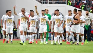 Jugadores de Pumas al término de partido ante Lobos 