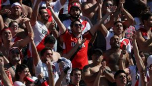 Afición de River Plate apoyando a los Millonarios 