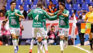 Ángel Mena festeja uno de los goles con sus compañeros de León