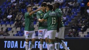 Jugadores de León celebran un gol