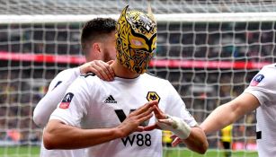 Raúl Jiménez celebra una anotación ante el Watford