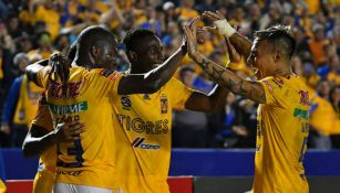 Los jugadores de Tigres festejan un gol contra Santos