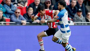 Chucky Lozano disputa el esférico en el duelo contra De Graafschap