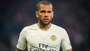 Dani Alves, con la playera blanca de PSG, misma que traerá el parche especial