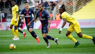 Dani Alves conduce el balón contra Nantes