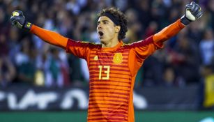 Ochoa festeja en un partido de la Selección Mexicana