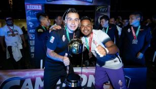 Mike Camacho celebra un título con Sidekicks