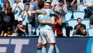 Iago Aspas celebra con su compañero Hugo Mallo