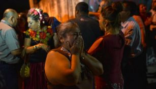  Familiares de las víctimas observan hacia el sitio de la matanza