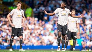 Paul Pogba reclama a sus compañeros durante el partido contra Everton