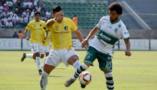 Pelea del esférico en medio campo