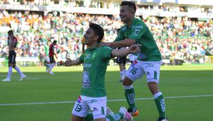 Ángel Mena y Jean Meneses festejan un gol