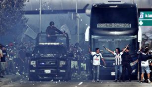 Aficionados de Rayados realiza caravana al Volcán