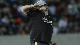 Maradona dirigiendo a Dorados en el partido vs Cimarrones