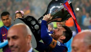 Lionel Messi levanta el trofeo de La Liga