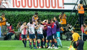 Jugadores de Chivas festejan anotación de Pulido