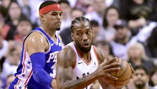 Kawhi Leonard y Tobias Harris durante un partido