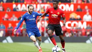 Higuain y Pogba en disputa por el balón 