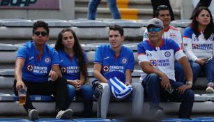 Aficionados de Cruz Azul en las gradas del Universitario BUAP