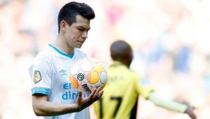 Chucky Lozano en un juego con el PSV 