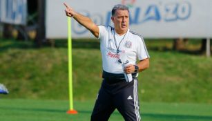 Tata Martino durante un entrenamiento con los seleccionados