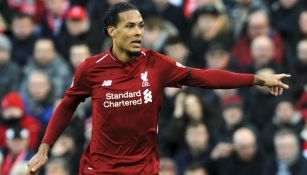 Van Dijk durante un partido con el Liverpool