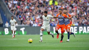 Neymar conduce un balón en el juego vs Montpellier 