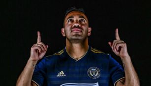 Marco Fabián posa con el jersey del Philadelphia Union