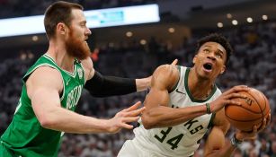 Antetokounmpo trata de evadir el marcaje rival