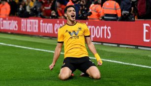 Raúl Jiménez celebra una anotación con los Wolves 