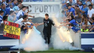 Casillas saluda a la gente antes de entrar al terreno de juego 